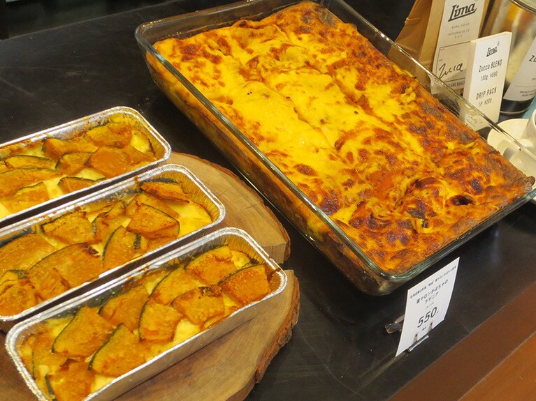 ラザニアやグラタンが並ぶ様子。