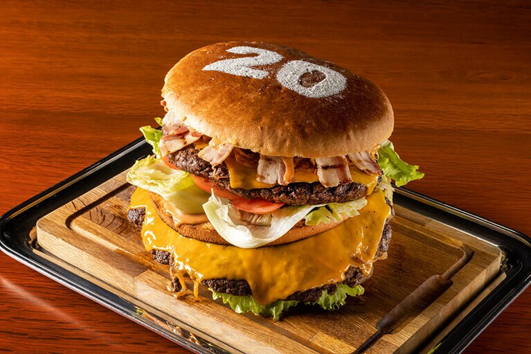「グランド オーク ドア バーガー」20,000円。6名までのグループ向き。※別途サービス料15％がかかります。