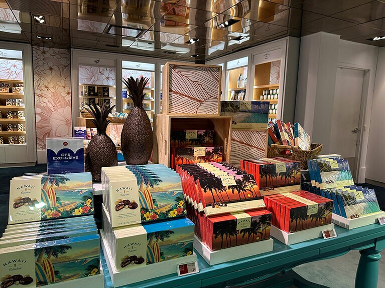 お土産に最適な、ハワイらしいパッケージのマカデミアナッツ。