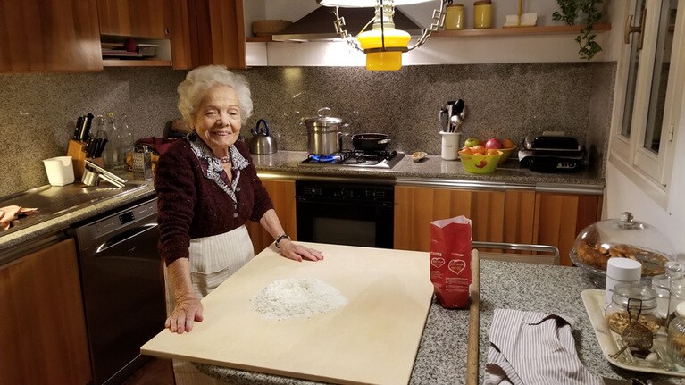 齊藤さんが料理研究のためイタリアの家庭を訪れたときの1コマ。今でも手打ちパスタを打つ習慣があります。