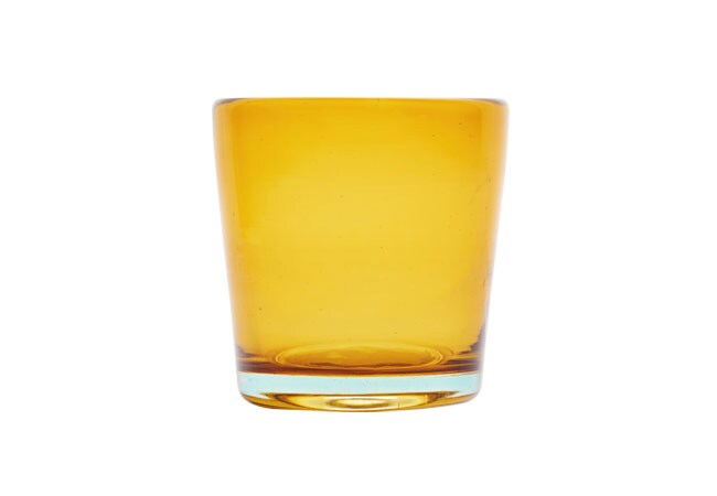 奥原硝子製造所による琉球ガラス。ぽってりとした厚みの中にある色の濃淡が美しい。