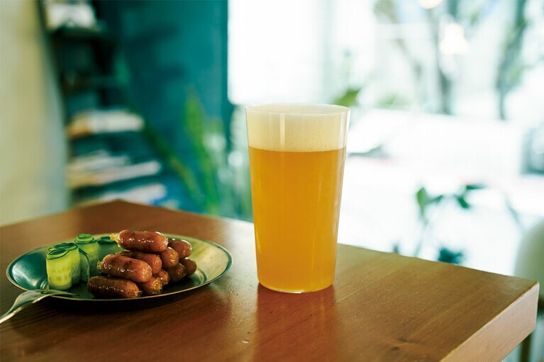 台湾風焼きソーセージ100元、台湾産のこしょうが入ったFormosa new french IPA(Lサイズ) 280元。