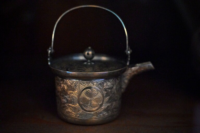 徳川家の葵の紋が入ったティーセット。