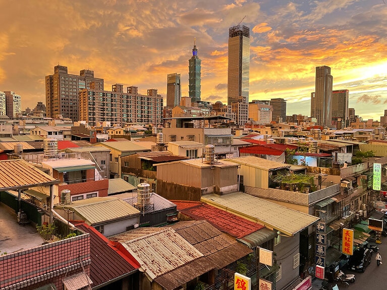 “オレンジ色の憎い奴”的な、強烈な夕日が照り付ける夏の終わりの台北。街全体が美しい茜色に染まります。MRT永春駅周辺のオフィスから撮影。