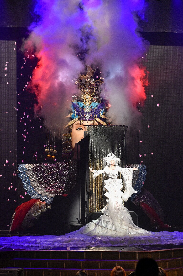 特別企画出演という枠で登場した2015年の紅白リハーサル風景。小林幸子はこの年黒うさPのボカロ曲「千年桜」を歌唱。一度落選をしたものの、ネット民という新たなファンの支持を得て紅白に帰ってきたその姿はまさにラスボス。しびれるほどかっこよかった。