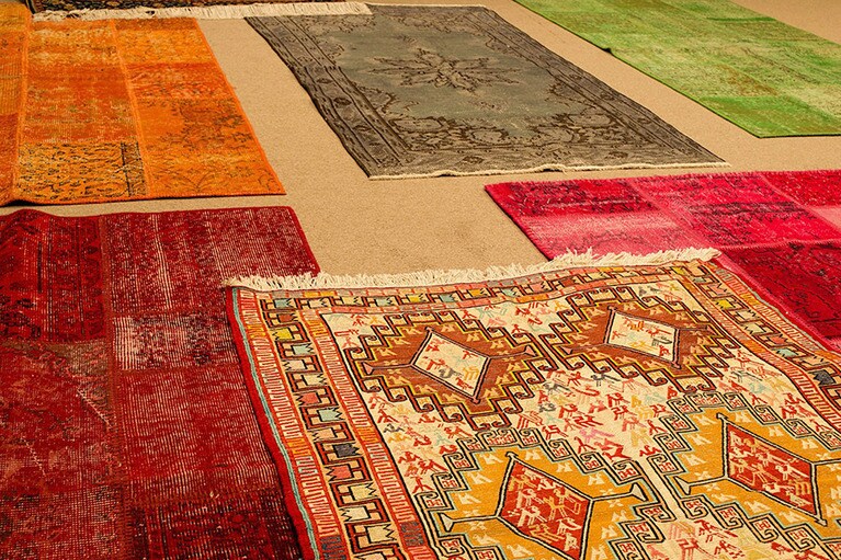 アンティークのカーペットの傷んでいないところをパッチワークして、上から染めたカーペットがただいま人気。