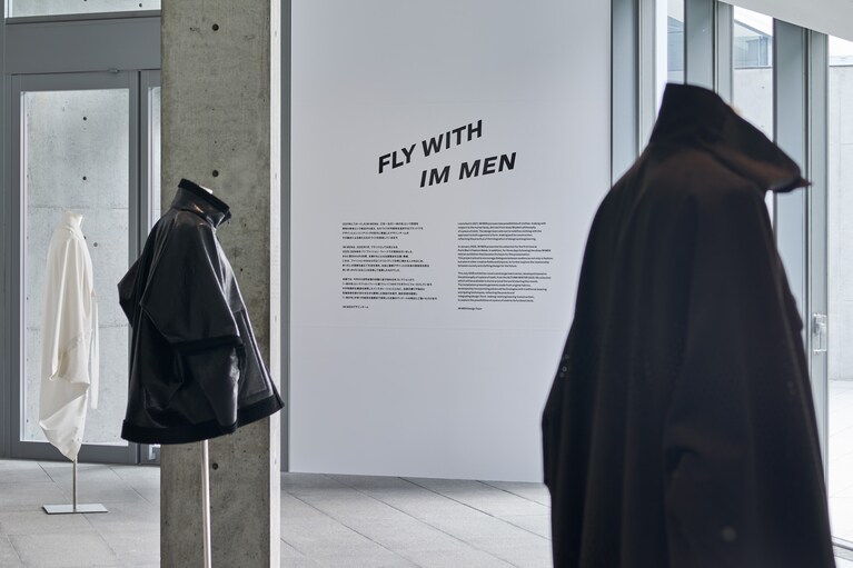 初めてパリ・ファッション・ウィークで発表した2025-26年秋冬コレクションが並ぶ。© ISSEY MIYAKE INC. Photo:Masaya Yoshimura(Copist) 