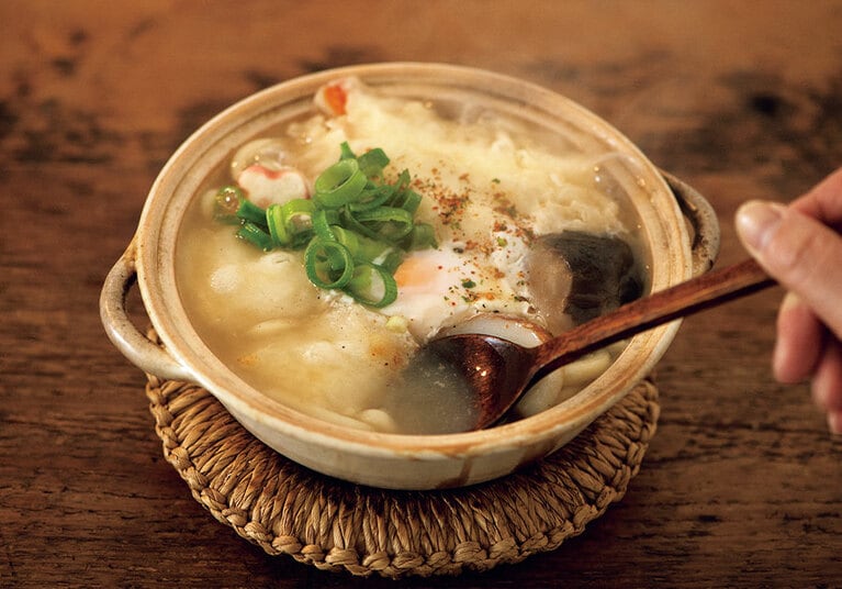 冨美家鍋〈ゆでうどん180g、めんつゆ、具(生卵、もち、えび天ぷら、煮付けしいたけ、かまぼこ、ねぎ、花麩、七味唐辛子)〉 460円。