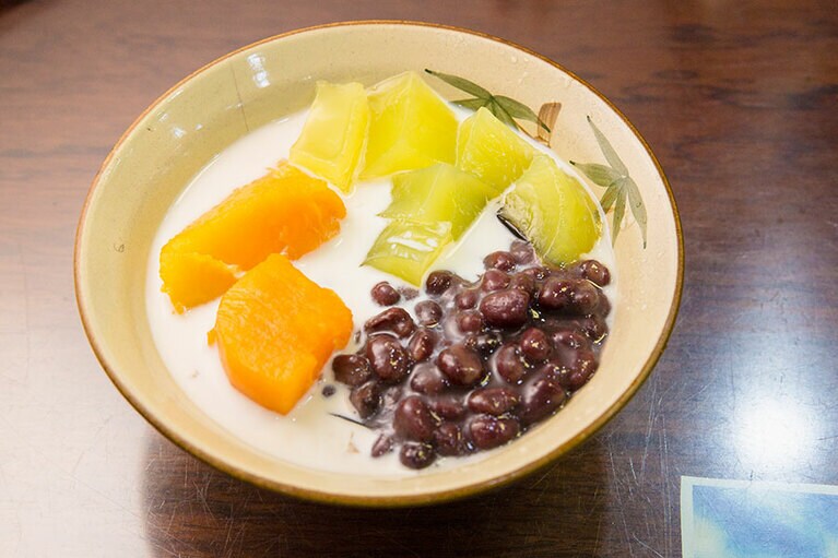 豆漿豆花＋芋頭＋芋圓 50元。トッピングの手づくり芋団子やホクホクしたタロイモも美味。シロップではなく豆乳を注いだ一品。