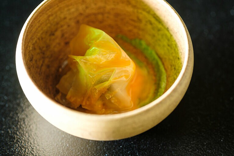 “熊の包み焼き”。パリパリの皮に包まれたやわらかな肉が旨い。