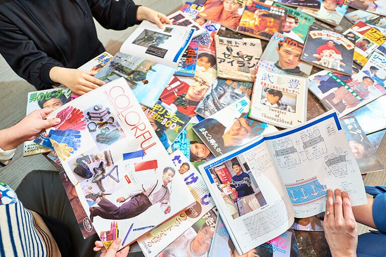 写真の左下に見えるのが、『小堺クンのおしゃれ手あみ all that kosakai』。カラフルでレイアウトもおしゃれだ。