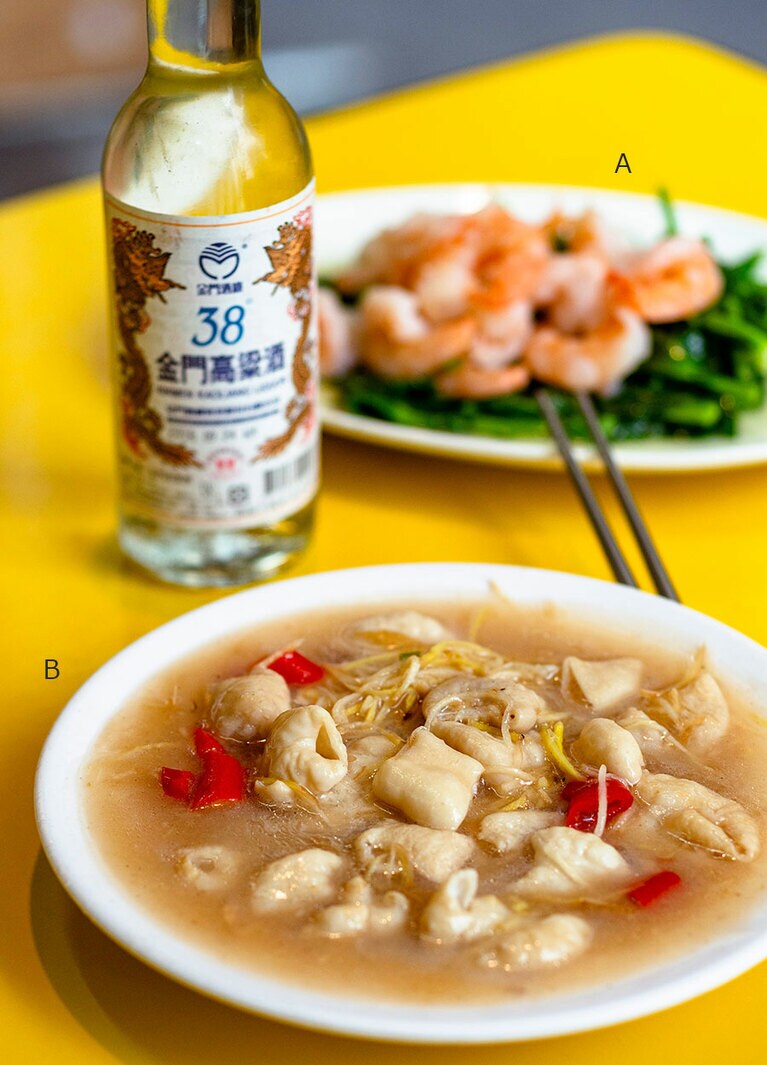 A：トウミョウとエビの炒め物「豆苗蝦仁(ドウミャオシャーレン)」210元。ニンニクベースの味付け。 B：酸味のきいたモツのショウガ炒め「薑絲大腸(ジャンスーダーチャン)」170元。雄豪さんおすすめの一品。