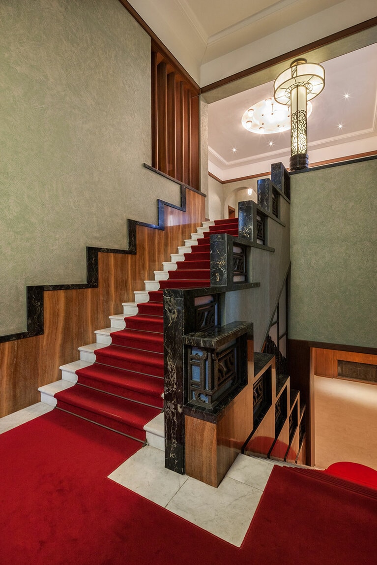 東京都庭園美術館 本館 第一階段。アール・デコの特徴であるジグザグのラインが強調された手摺りのデザインは後述するグッズにも登場。