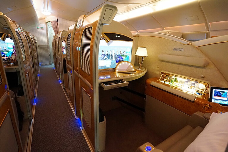 客席を後ろから見るとこんな感じ。鏡台とミニバー、ふたつのモニター、ミニバー、鏡台が輝いている！