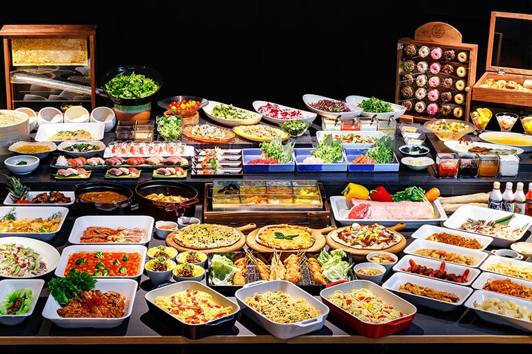 ディナーメニュー一例。キッズメニューや子ども用の食器・カトラリー類の用意もあり、三世代で楽しめる。