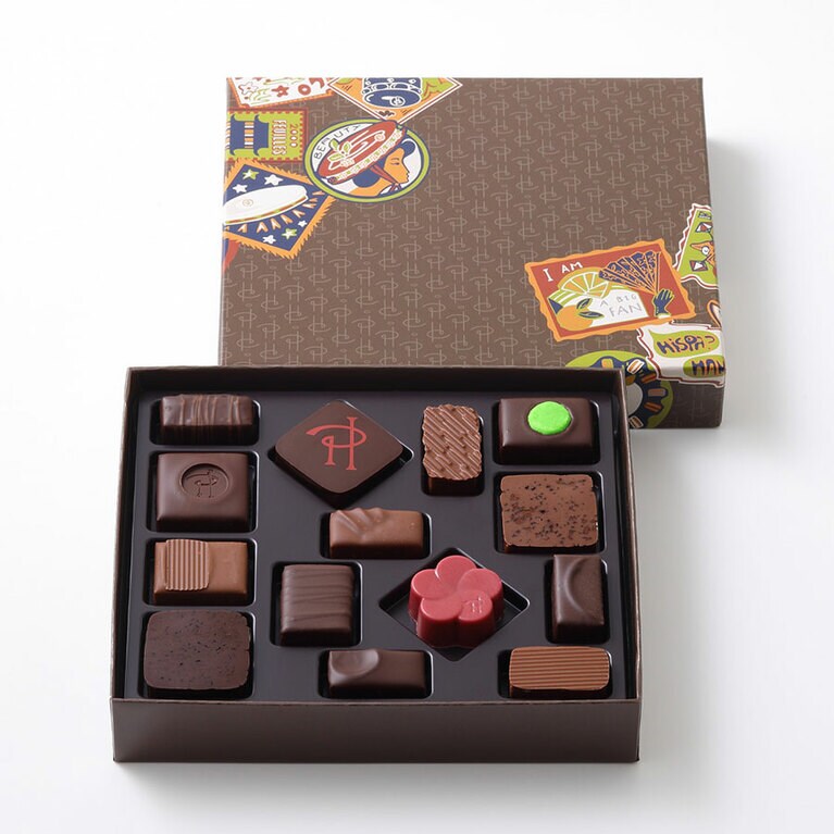 新作3種を含むアソート「アソリュティマン ド ショコラ」。こちらは14個入り（限定ボックス）6,804円。ほかに、5個、8個、24個入りがある。