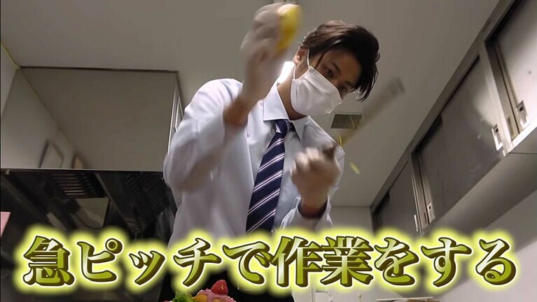 (2021年7月15日「速水もこみち 公式チャンネルM’s TABLE」より)。レモンが飛ぶ躍動感とネクタイとのギャップが素晴らしい仕事をしている。このスクリーンショット、永遠に見ていられる。