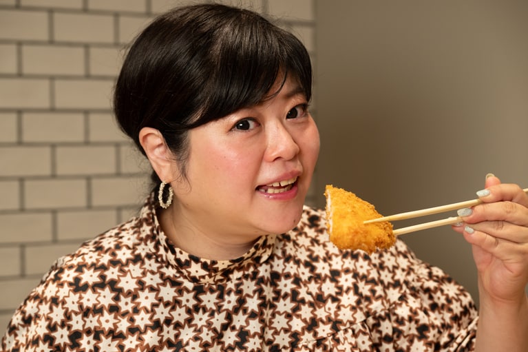 隊長はフライドチキンカラーの服で参戦。からりと揚がったチキンカツにいてもたってもいられず……。