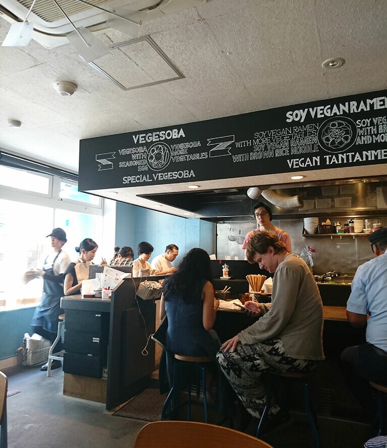 一瞬、おしゃれカフェ!?　と思わせる店内。パリで話題を呼んだだけあってか、外国人のお客さまもちらほら。