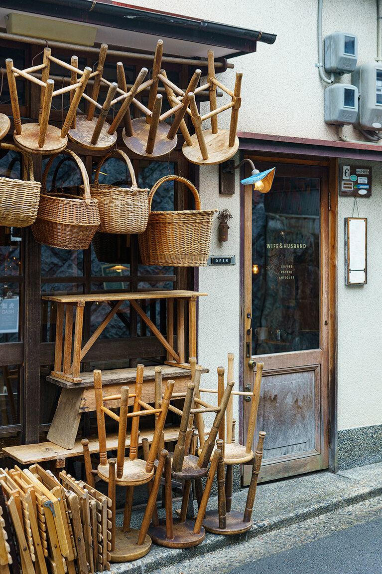 春秋にはコーヒーとお菓子を詰めたバスケットを受け取り、テーブルや椅子をレンタルして、すぐそこの鴨川でピクニック！