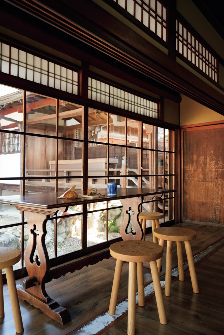 ガラス越しに庭を眺める席も人気。