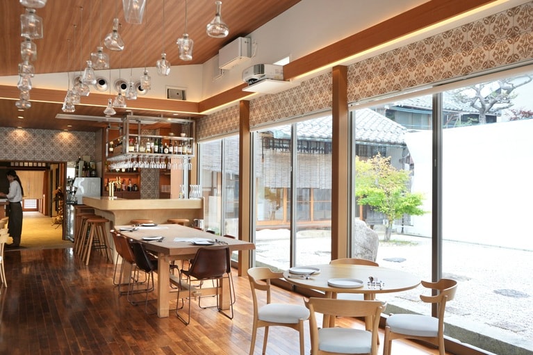 モダンな空間の外には和の枯山水風の庭が広がる。