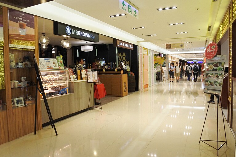 多くの飲食店がひしめき合う2階通路。