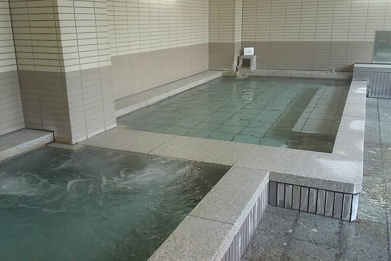 ホテルゆのたに荘［新潟／折立温泉］大浴場。