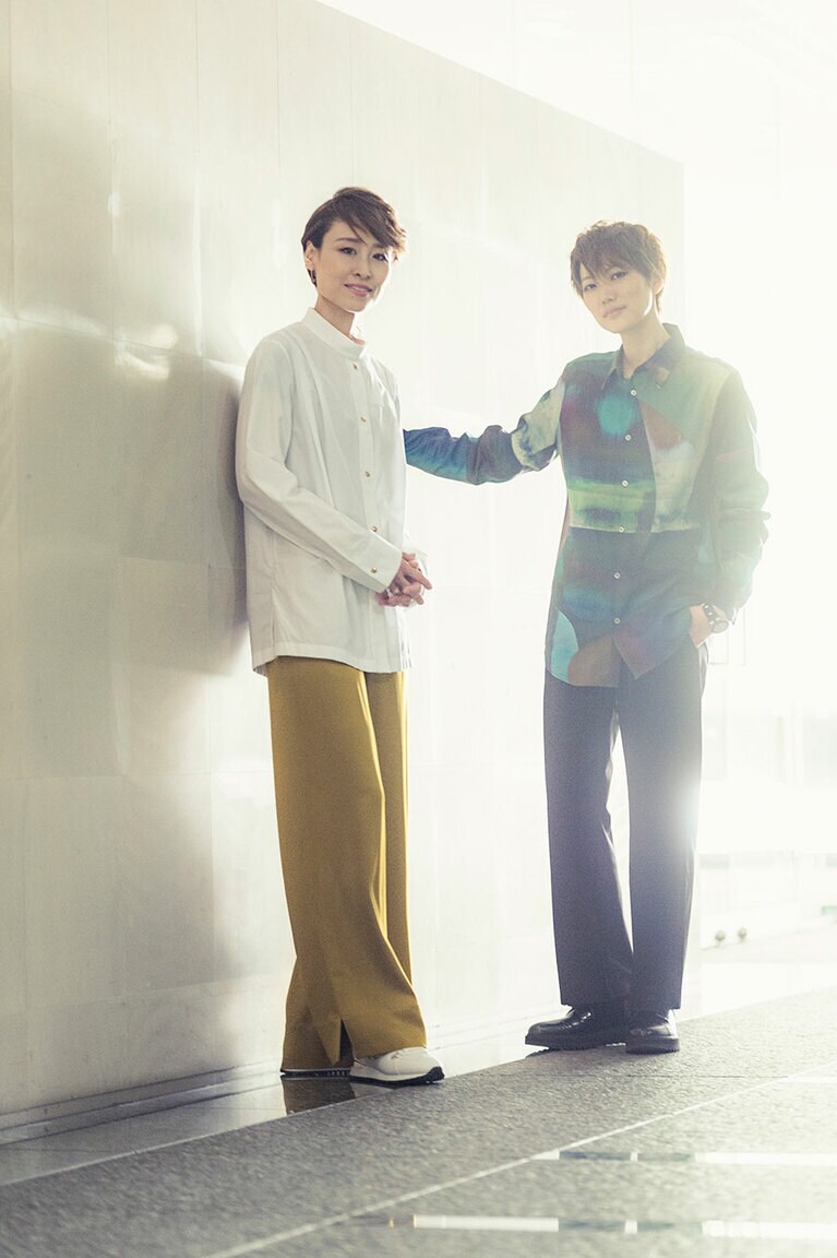 寿つかささん（左）と七海ひろきさん（右）。