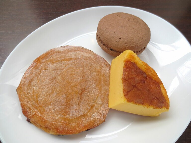 上より時計回りに「マカロン」「チーズケーキ」「りんごのパイ」。各200円。