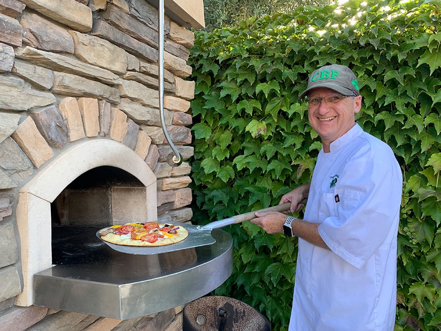 熟練のピザ職人かと思いきや、「キャンポス・ブラザーズ社」副社長のクレッグ・デュアーさん！　慣れた手つきでカリッとしたピザを焼いてくれた。