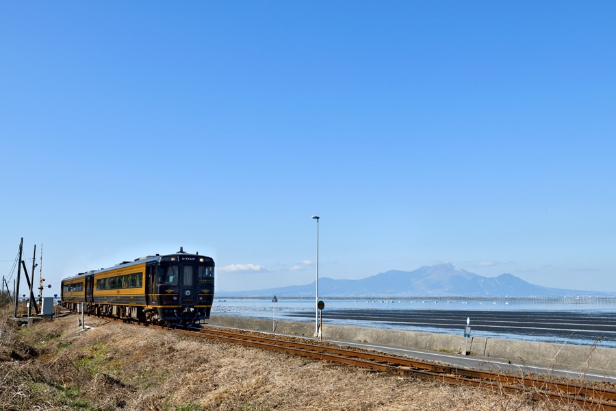有明海の海辺を走る特急「A列車で行こう」。写真：志水隆