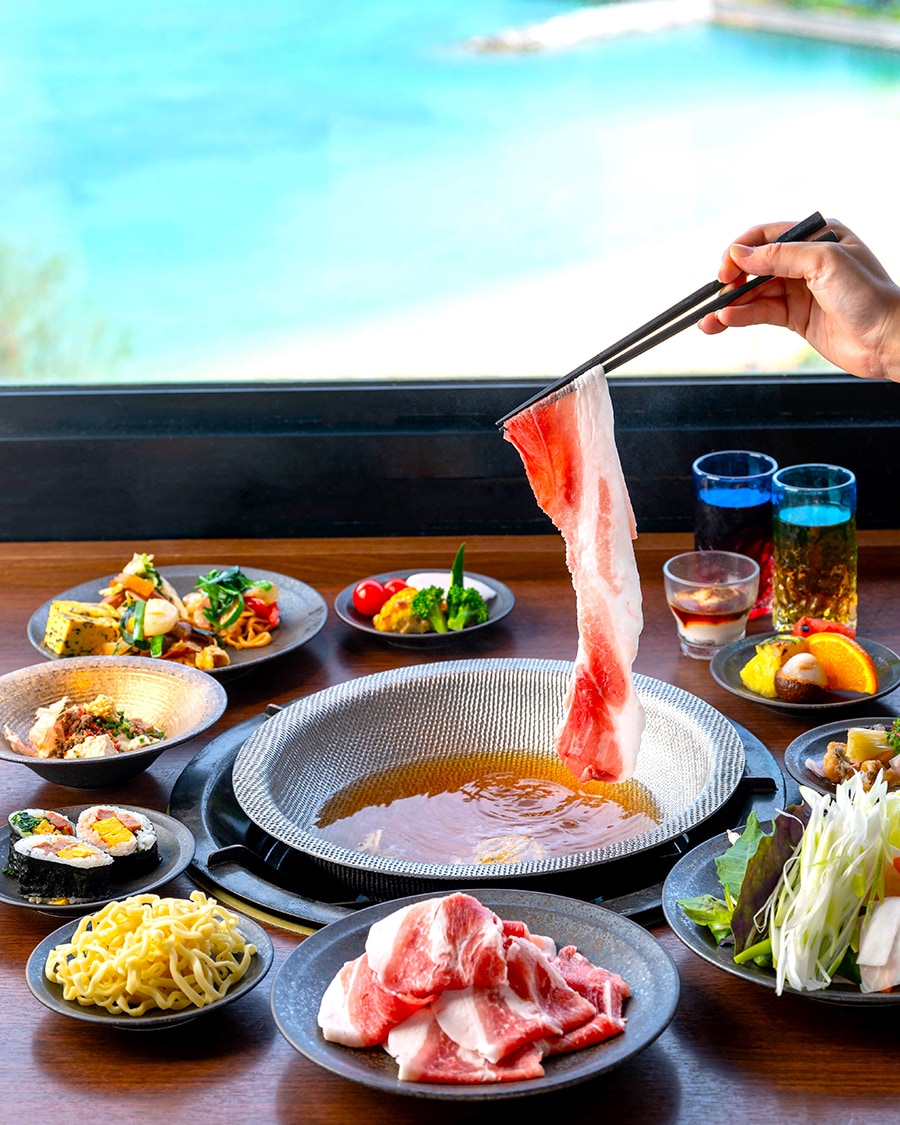 「琉球BBQ Blue」の朝食で大人気の「あぐー豚しゃぶしゃぶ」。ブッフェスタイルの沖縄料理も美味。 3,025円