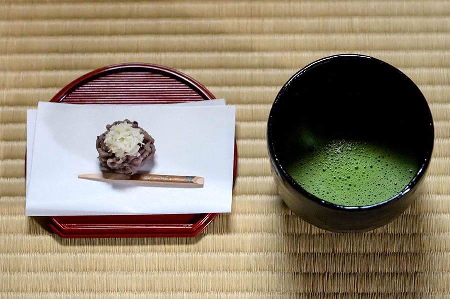 まずはお菓子をいただき、お腹がこなれたところでお薄を。茶は上林金沢茶舗の「等伯」。名の由来は石川県出身の絵師、長谷川等伯から。