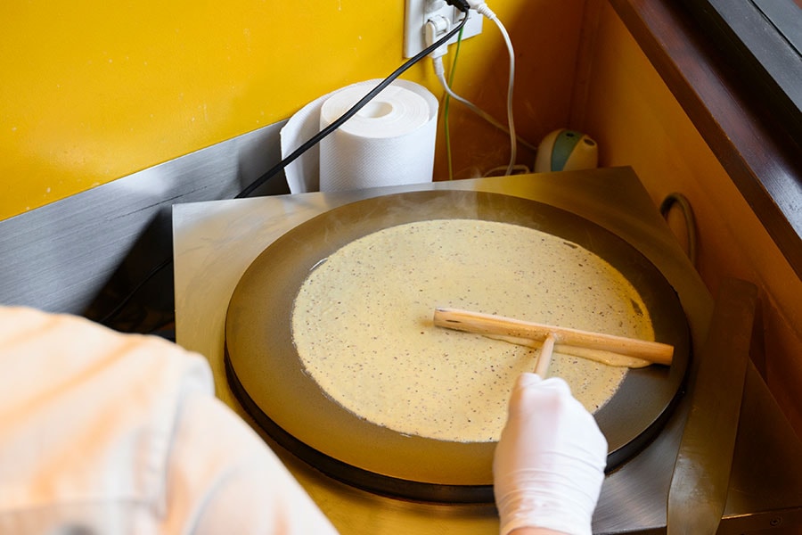 クレープ生地には、長野県佐久市にある「がんも農場」で製粉された米粉も配合されていて、もちもちとした食感をプラス。