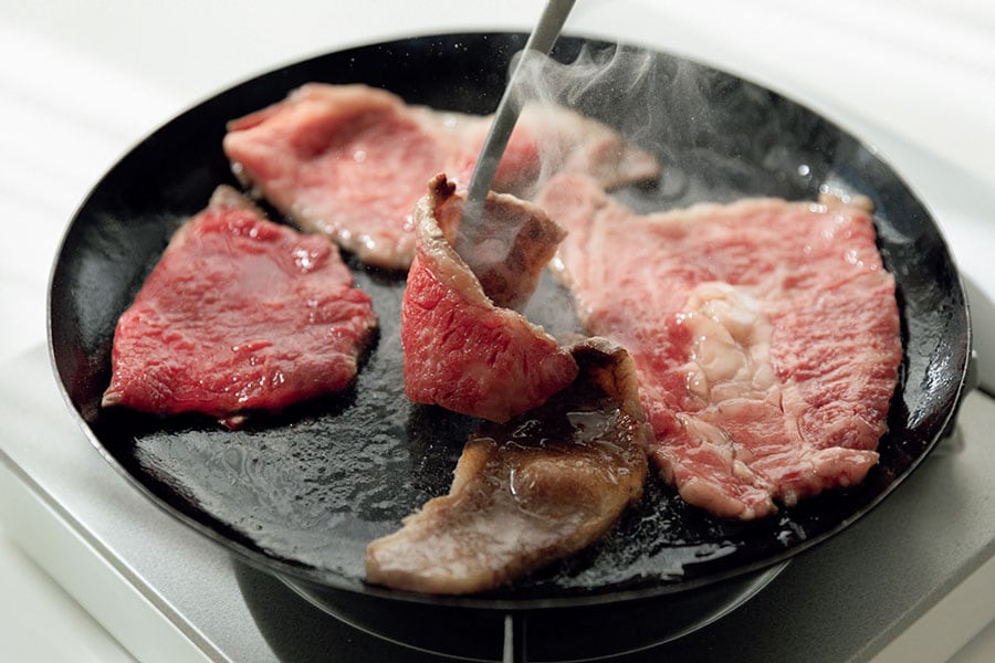 「極上の肉質は、神戸ビーフの名門『川岸牧場』直営だからこそ」──フォーリンデブはっしーさん。特上おまかせ焼肉盛 500g 7,290円／肉処 樹
