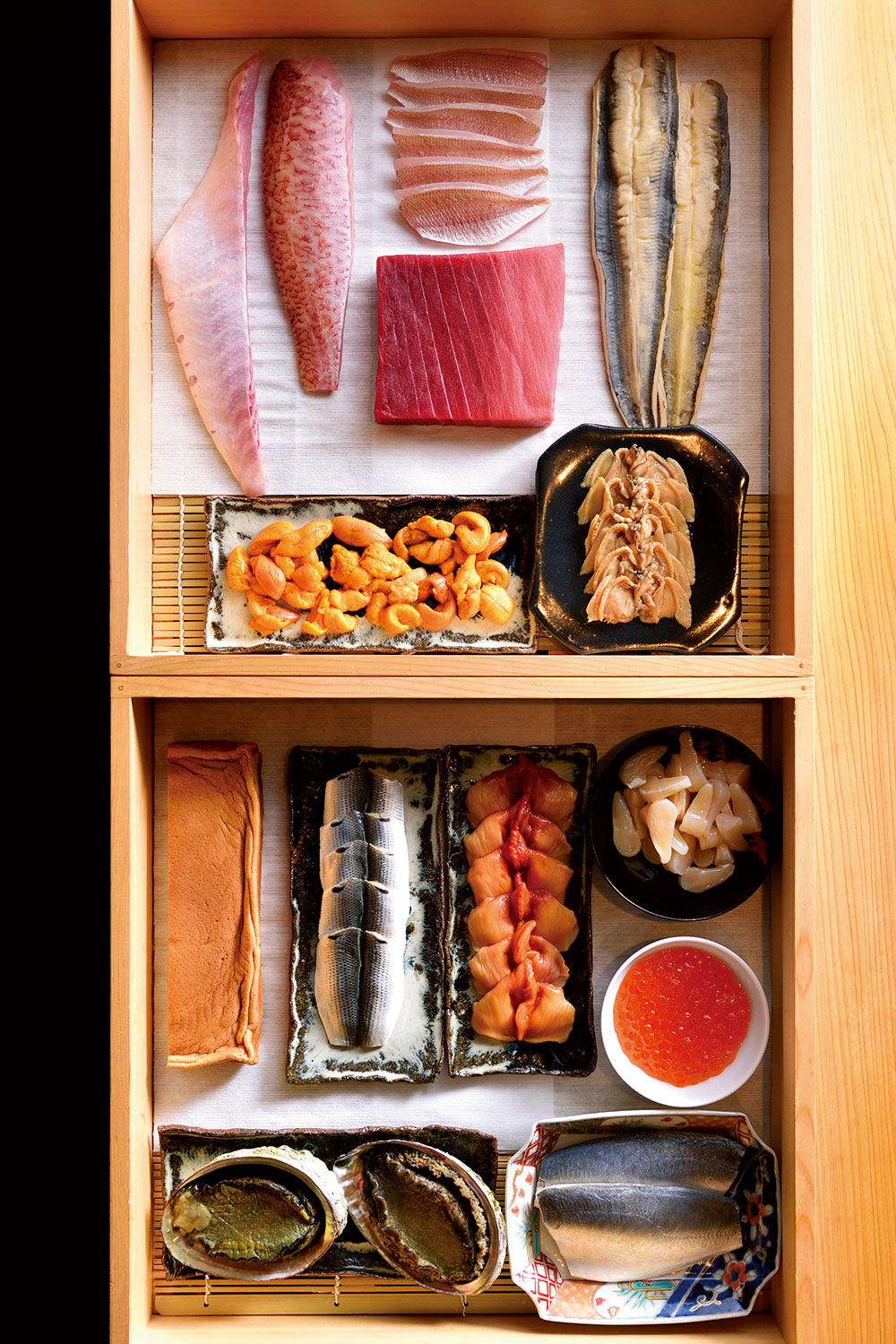 寿司同様、キリリと美しいネタ箱の中身。仕事ぶりはもちろん、並べ方にも店主のセンスを感じる。