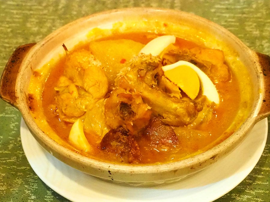 「葡國鶏（ボウコッガイ）」（ポルトガルチキン）188マカオパカタ。鶏肉がほろほろと柔らかくカレースープとの相性も良い。