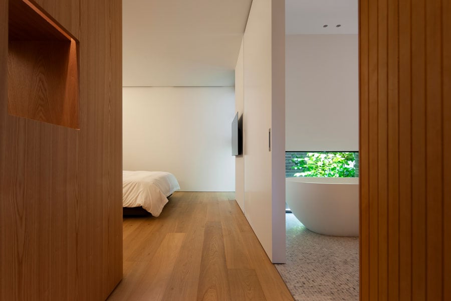 どの部屋にも大きな浴槽があるのがこのホテルの特徴。安らげる空間を演出するため、家具や壁は自然素材を採用。