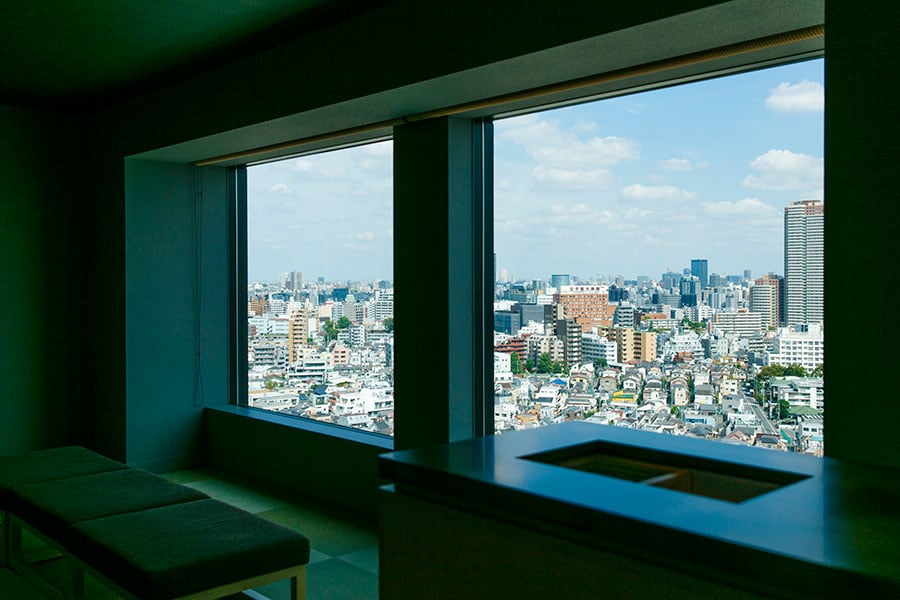ラウンジの窓の外に広がる風景に、東京の巨大さを実感。
