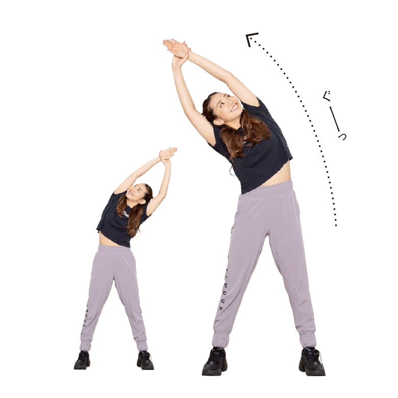 (2) まずは準備運動。足を広げ、手を伸ばして上で組んで、そのまま体を右に倒して体側を伸ばす。14～15回。逆も同様に。