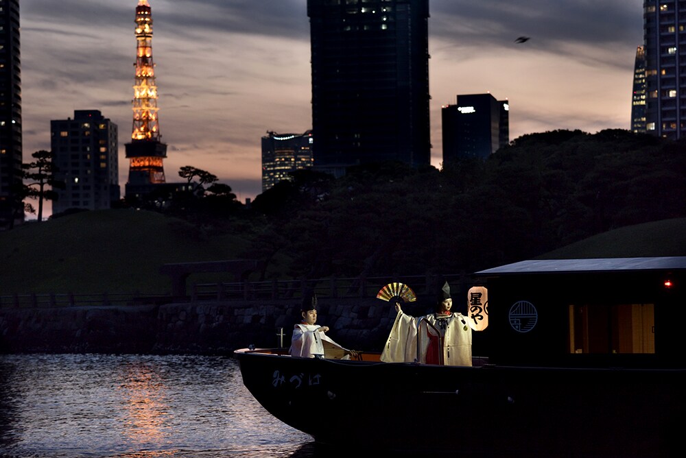 雅楽奏者が舟に同乗し、月にちなんだ楽曲演奏などで、月夜のもとでのクルーズを乙粋なものしてくれる。往路では江戸の風情が感じられ、復路では、往路とは対照的にビルが建ち並ぶ現代の東京の夜景を背景にしたコースをめぐる。