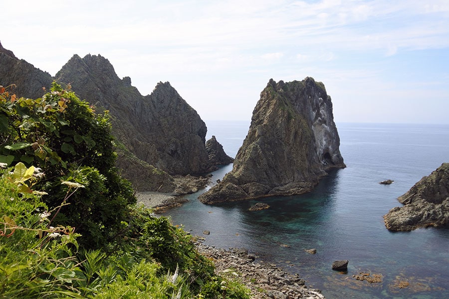 迫力の岩峰。さすが「日本の渚百選」です。
