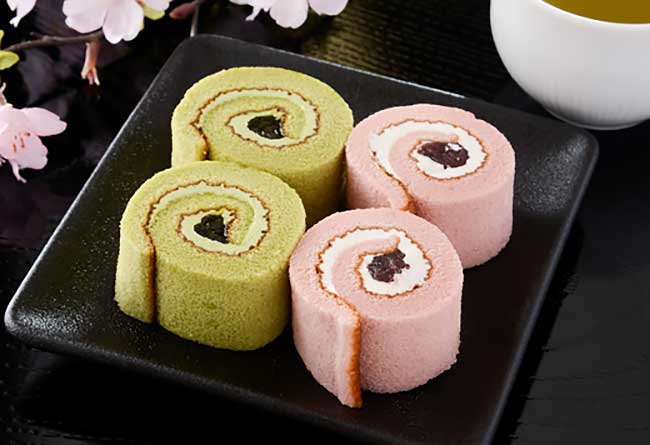 桜と抹茶のロールケーキ 150円。