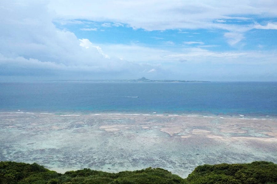 瀬底ビーチから見た伊江島。ちょこんと立ち上がっているのが“タッチュー”と呼ばれる岩山。©本部町観光協会