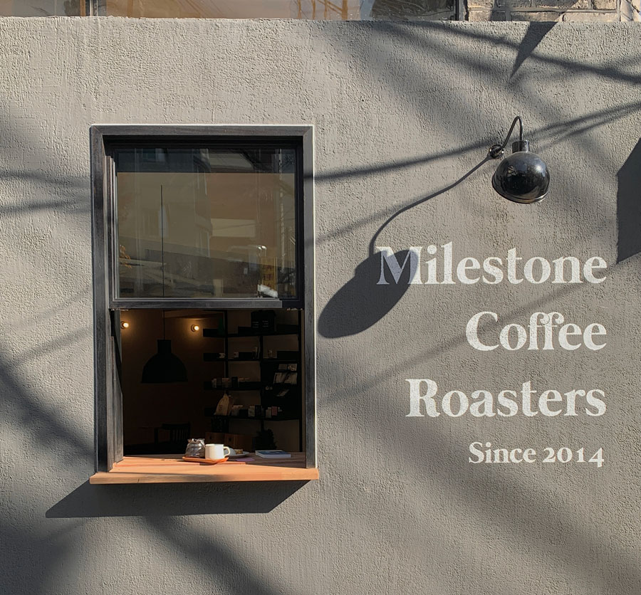 漢南洞 Milestone Coffee Roasters漢南店で目覚めの一杯。