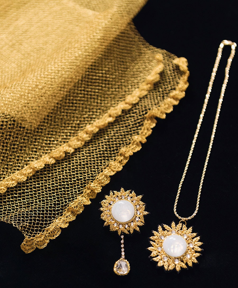 3％が金、97％がシルクという糸で織り上げるメッシュは、完成までに膨大な時間を要する。ジェムストーンを刺繡で囲むアクセサリーは新技術のコンテストで入賞を果たした。