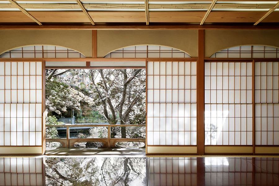 日本庭園に建つ数寄屋造りの「茶寮」。街中の喧騒から離れた閑静な環境にあり、冬の凛とした佇まいは格別。