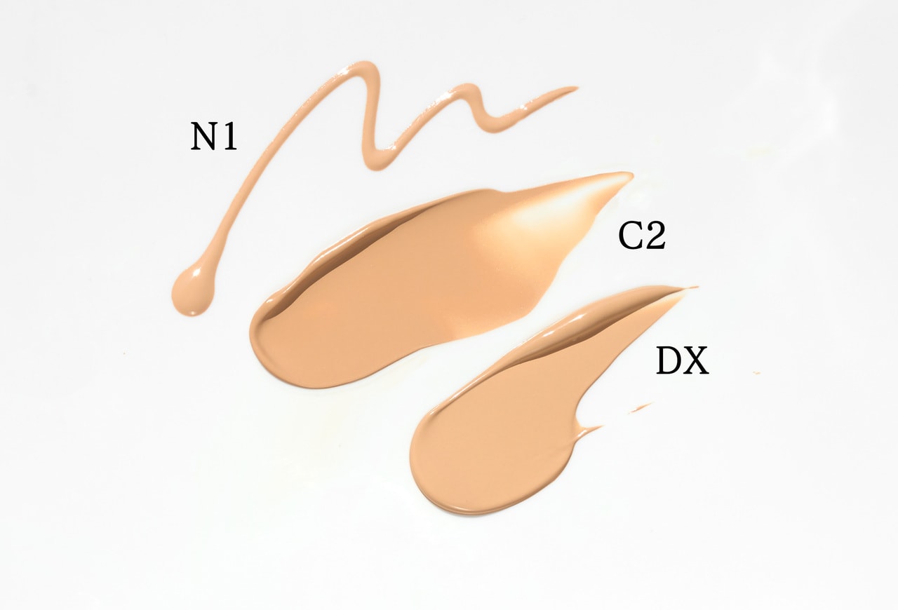 N1はさらりとしたリキッドタイプで、カバー力は軽め。C2はしっとりしたクリームタイプでしっかりカバー。DXは大人が求める潤いもハリ感*演出もカバー力も兼ね備えたクリームタイプ。　*ハリ感のある見た目に仕上げるメイク効果