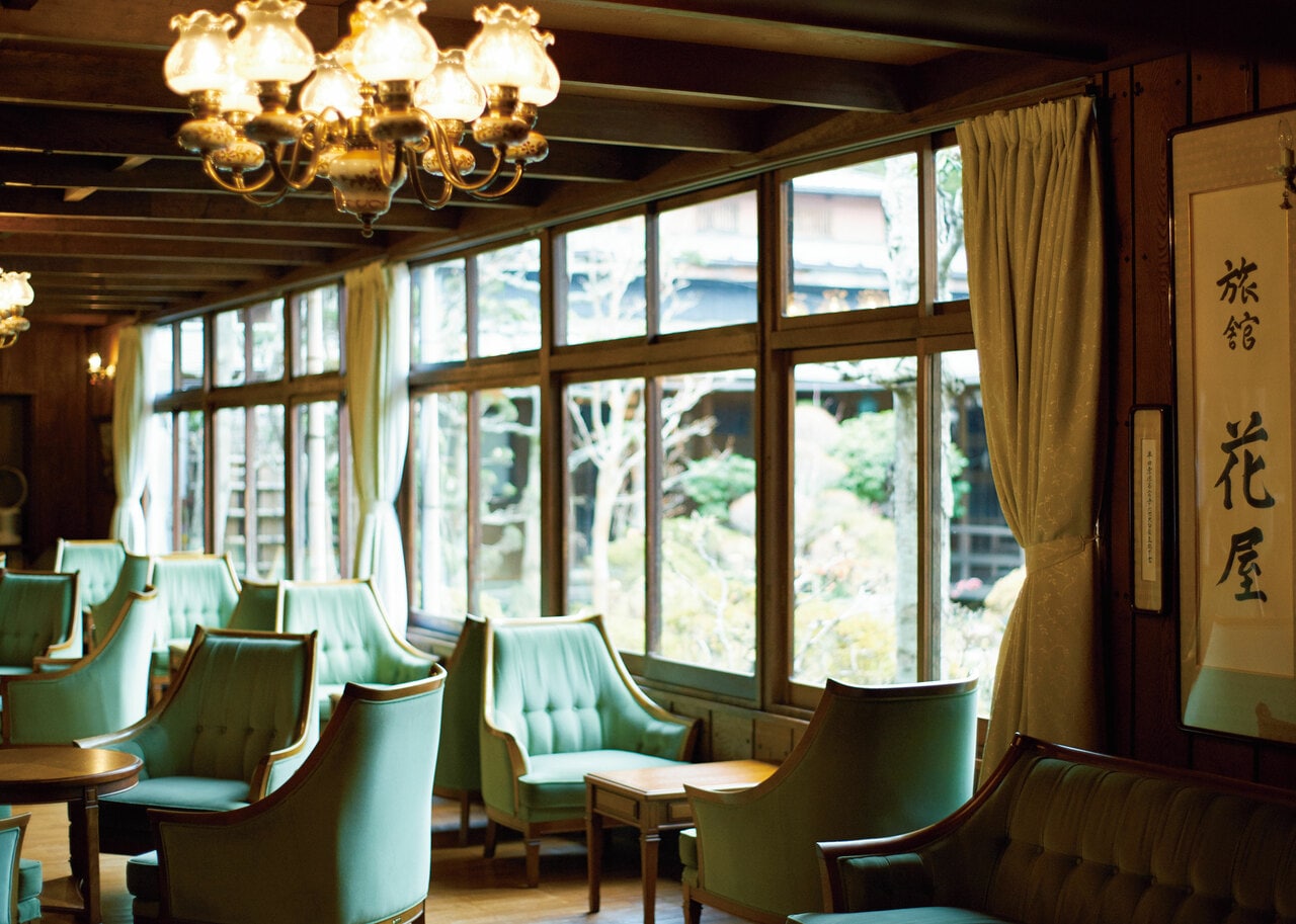 中庭を望むロビー。4代目の当主が「マルニ木工」で揃えたという味わいの出た調度品の数々が。